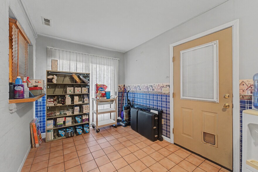 More Photos Of 156 White Oak St, Franklin Medical For Sale