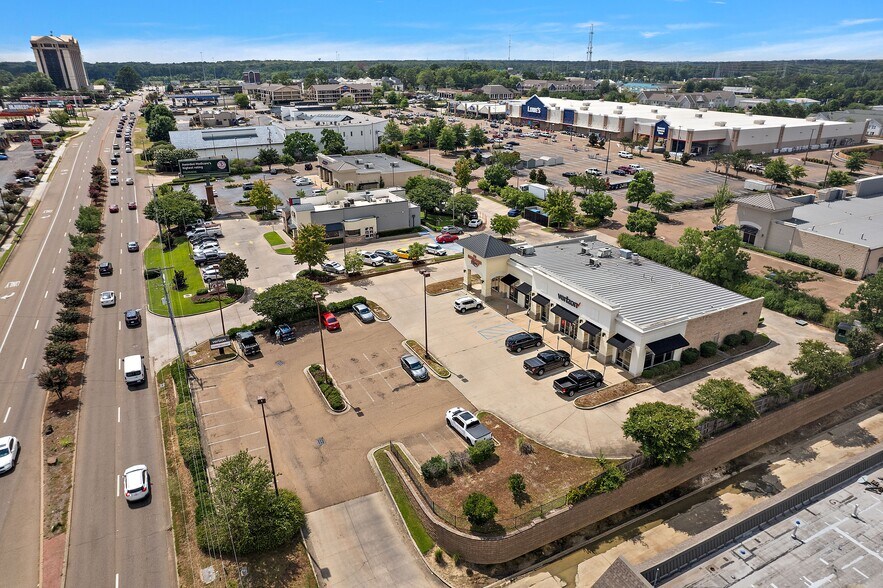 More Photos Of 940 E County Line Rd, Ridgeland Freestanding For Sale