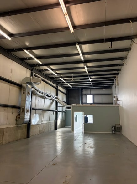 More Photos Of 2100 Button Ln, La Grange Showroom For Lease