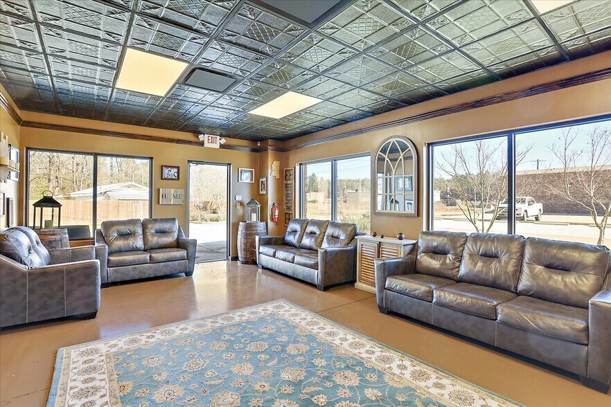 More Photos Of 15 Jackson Cir, Florence Restaurant For Sale