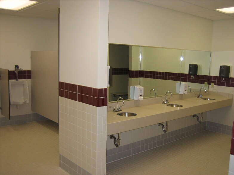 More Photos Of 722 Myrtle Ave, Brooklyn Warehouse For Lease