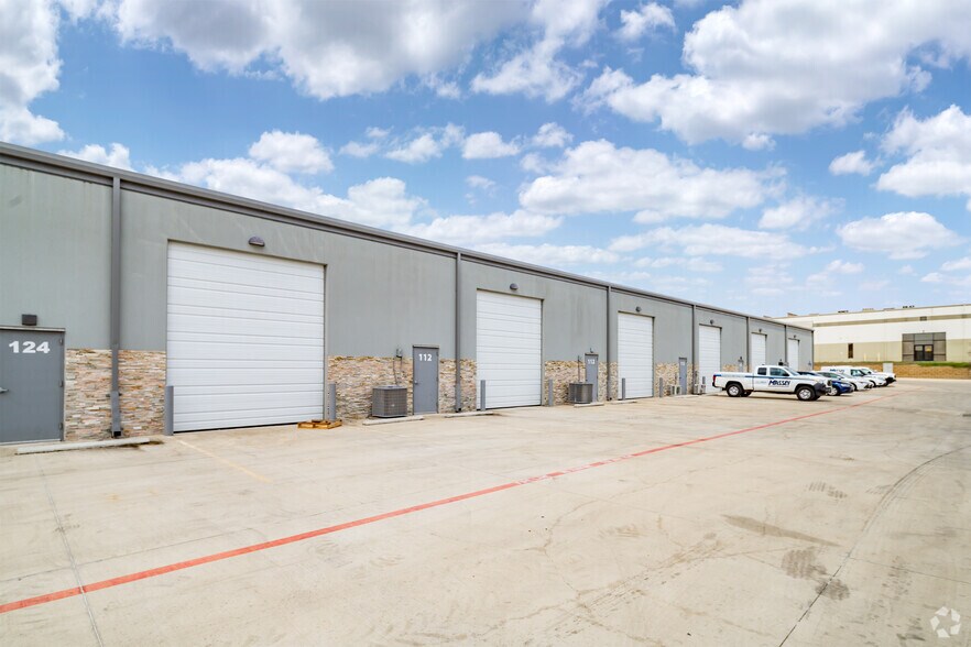 More Photos Of 1740 Universal City Blvd, Universal City Unknown For Lease