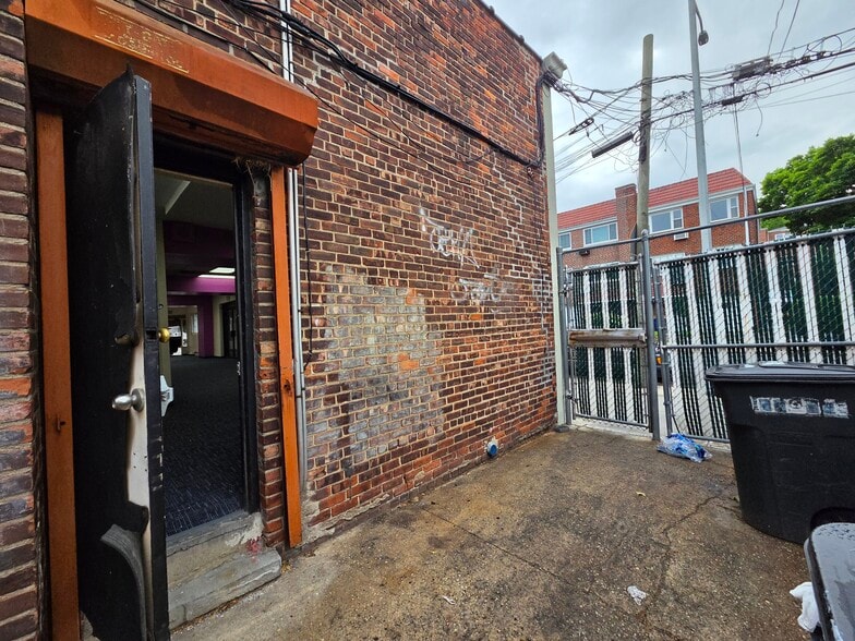 More Photos Of 4912-4922 30th Ave, Woodside Storefront Retail Office For Lease