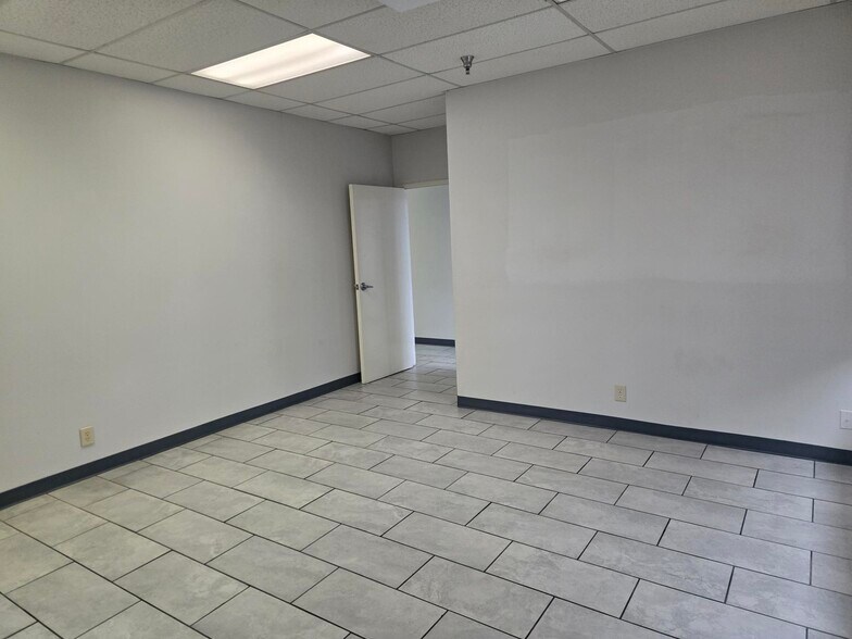 More Photos Of 12900 Simms Ave, Hawthorne Truck Terminal For Lease