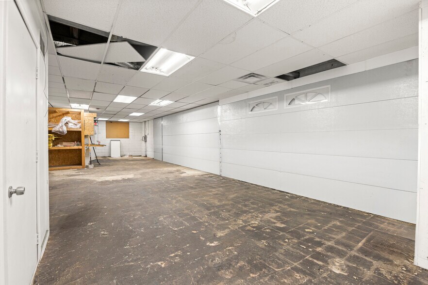 More Photos Of 26905 Plymouth Rd, Redford Township Freestanding For Lease