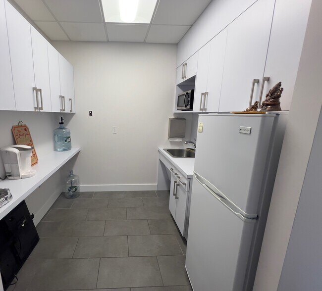 More Photos Of 185-205 Froehlich Farm Blvd, Woodbury Medical For Lease