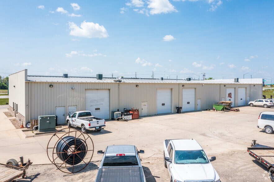 More Photos Of 3401 Henry St SW, Bondurant Flex For Lease