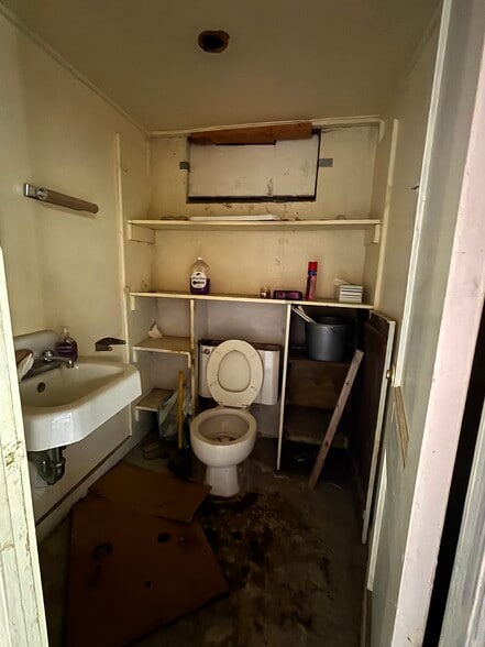 More Photos Of 82 Railroad St, Great Barrington Flex For Sale