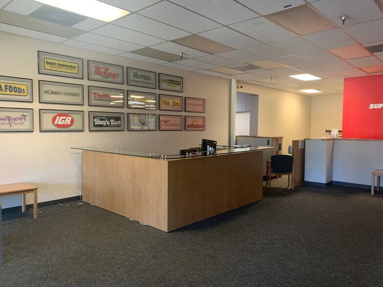 More Photos Of 6433 SE Lake Rd, Portland Office For Sale