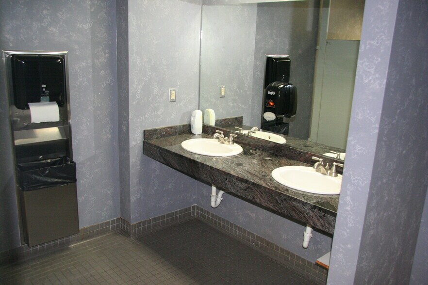 More Photos Of N28W23050 Roundy Dr, Pewaukee Office For Sale
