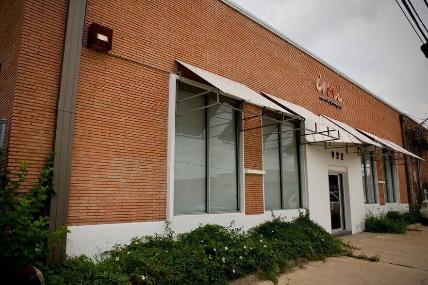 More Photos Of 922 Dragon St, Dallas Distribution For Sale
