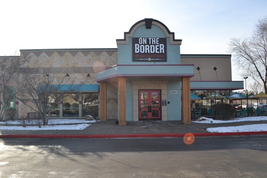 More Photos Of 19921 E Jackson Dr, Independence Restaurant For Lease