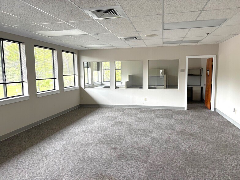 More Photos Of 574 Heritage Rd, Southbury Office For Lease