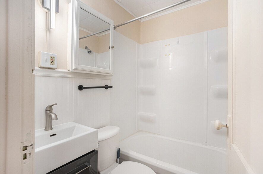 More Photos Of 701 Center Ave, Bay City Apartments For Sale