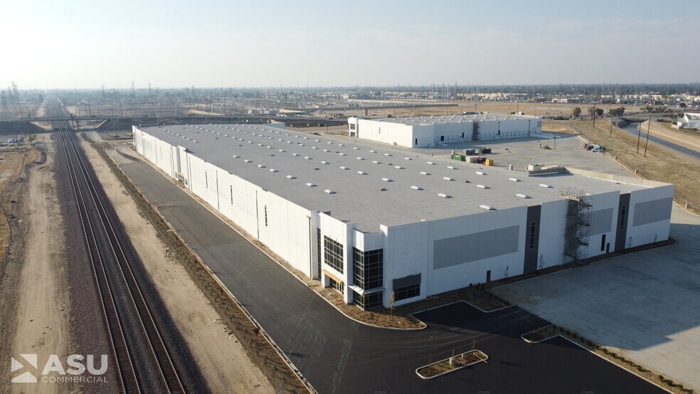 More Photos Of 2152 Coffee Rd, Bakersfield Distribution For Lease