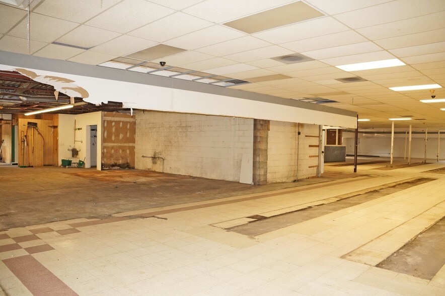 More Photos Of 130 S Main St, Fredericktown Storefront For Sale