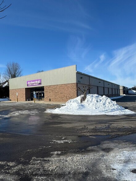 More Photos Of 728 Schelfhout Ln, Kimberly Freestanding For Lease