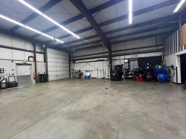 More Photos Of 571 Danbury Rd, New Milford Auto Repair For Sale