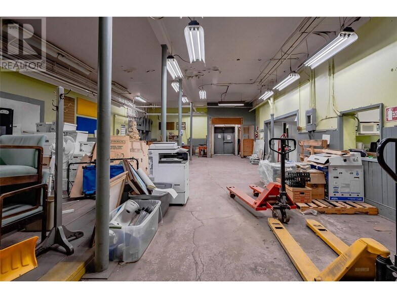 More Photos Of 1163 Cedar Av, Trail Storefront Retail Office For Sale