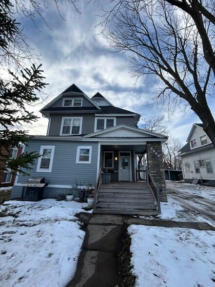 Primary Photo Of 1424 30th St, Des Moines Apartments For Sale