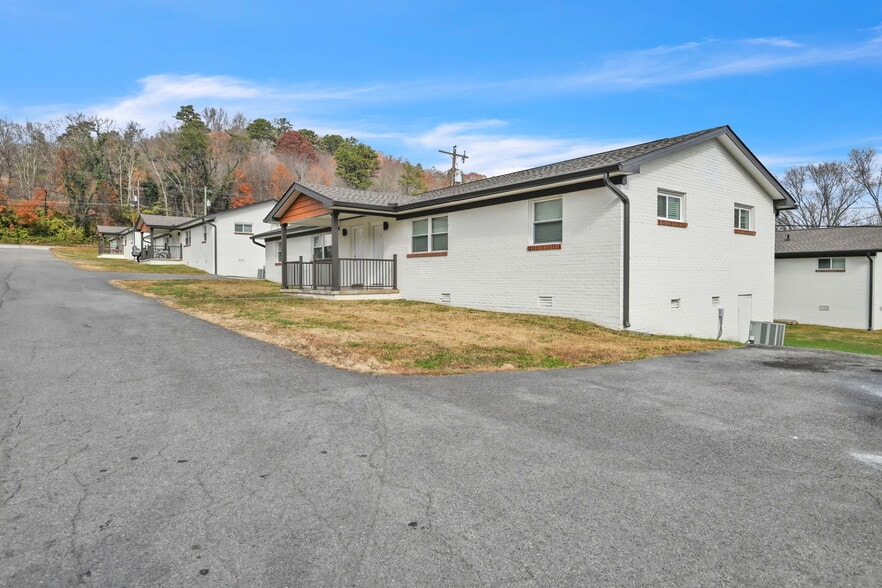 More Photos Of 1900 Dutch Valley Dr, Knoxville Multifamily For Sale