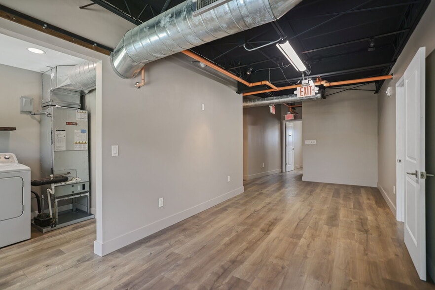More Photos Of 10830 Navajo Dr, Saint Petersburg Showroom For Sale