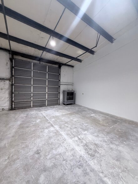 More Photos Of 2802-2812 19th St SE, Salem Warehouse For Lease
