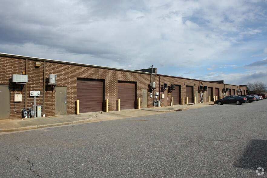 More Photos Of 950 Tate Blvd, Hickory Unknown For Lease