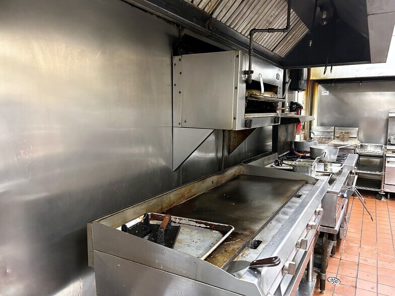 More Photos Of 1027 Sheffield Ave, Dyer Restaurant For Lease