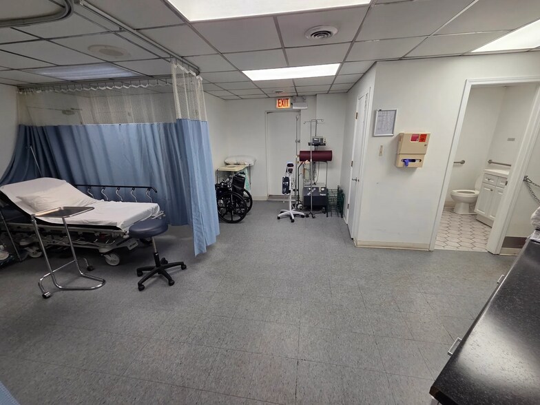 More Photos Of 3918 W 63rd St, Chicago Medical For Sale