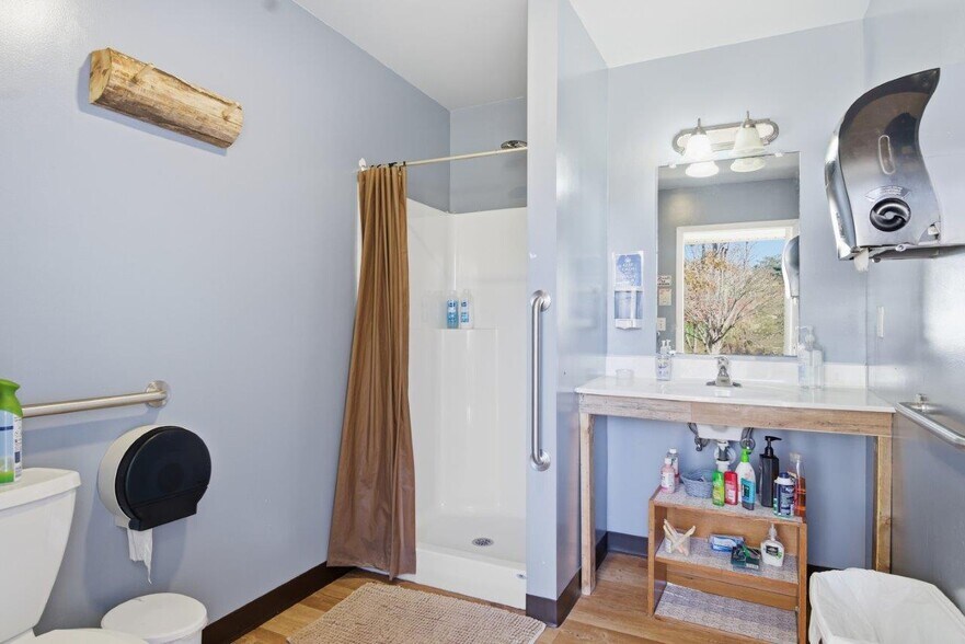 More Photos Of 204 Douglas Ln, Pearisburg Hospitality For Sale