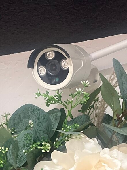 More Photos Of 911 E MacArthur St, Shawnee Showroom For Lease