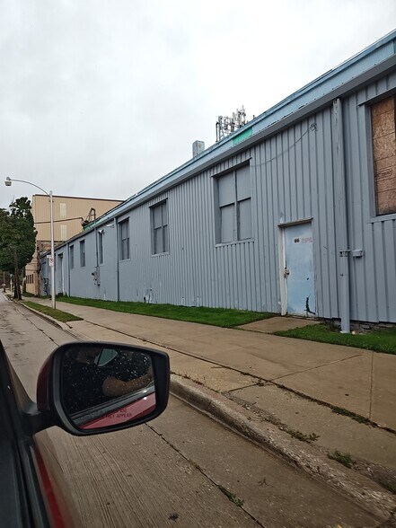 More Photos Of 737 W Cleveland St, Milwaukee Warehouse For Lease