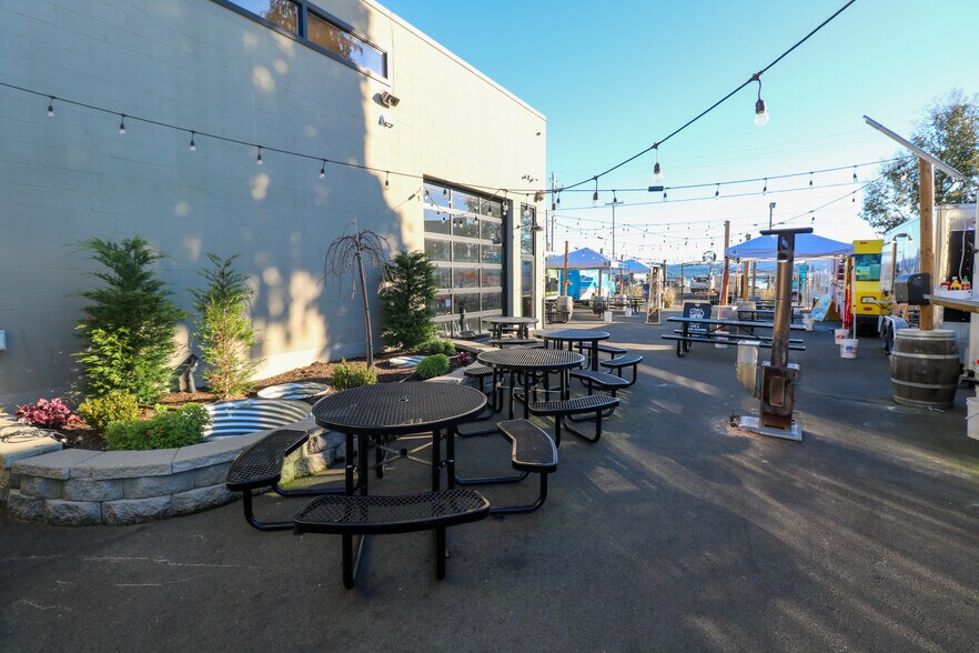 More Photos Of 775 N Front St, Coos Bay Bar For Sale