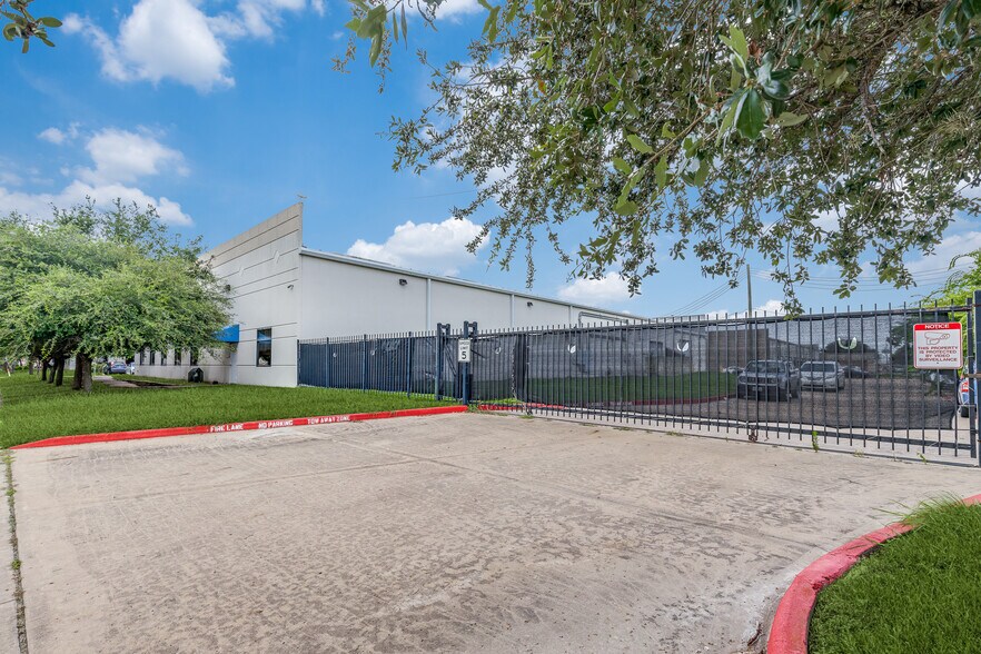 More Photos Of 4323 Greenbriar Dr, Stafford Showroom For Sale