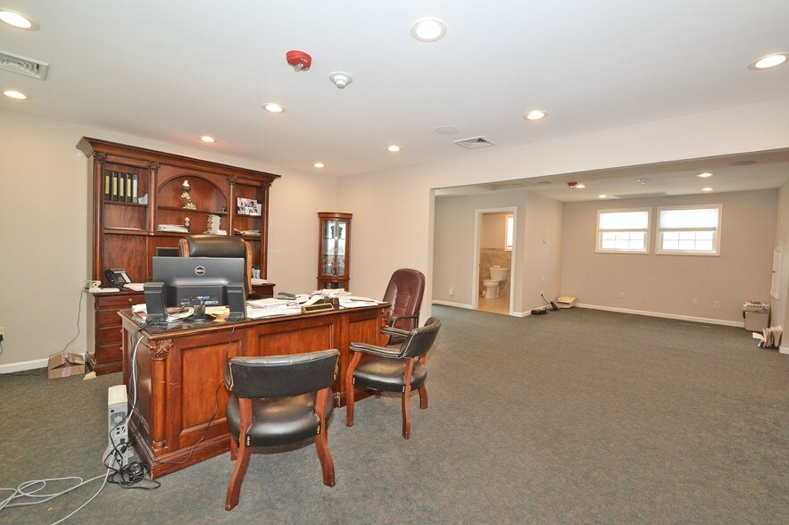 More Photos Of 590 Sunrise Hwy, Baldwin Freestanding For Lease