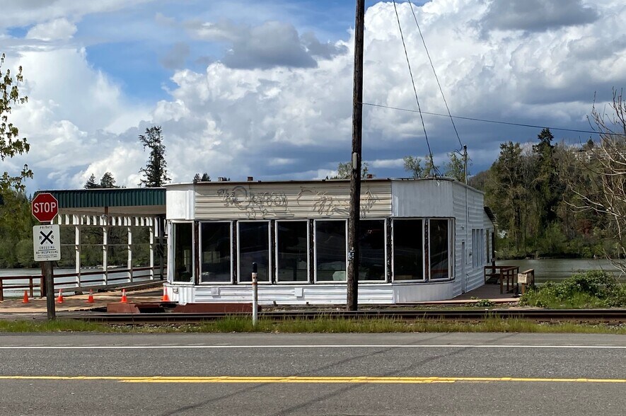 More Photos Of 18645 Highway 99E, Oregon City Showroom For Sale