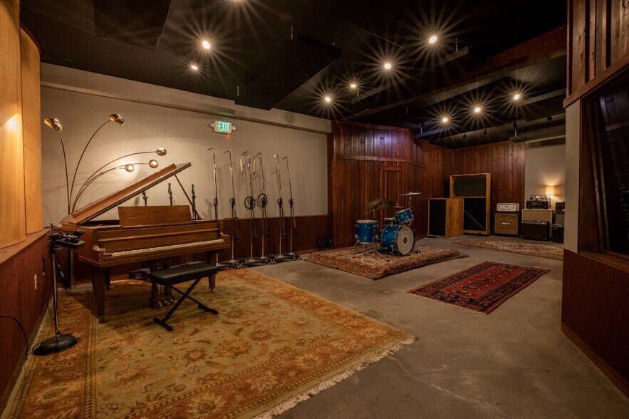 More Photos Of 211 W Avenue 33, Los Angeles Warehouse For Sale