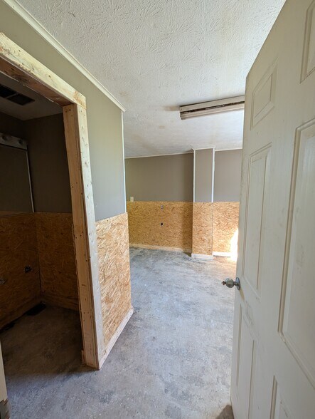 More Photos Of 707 Jewell Rd, Wilmore Warehouse For Sale