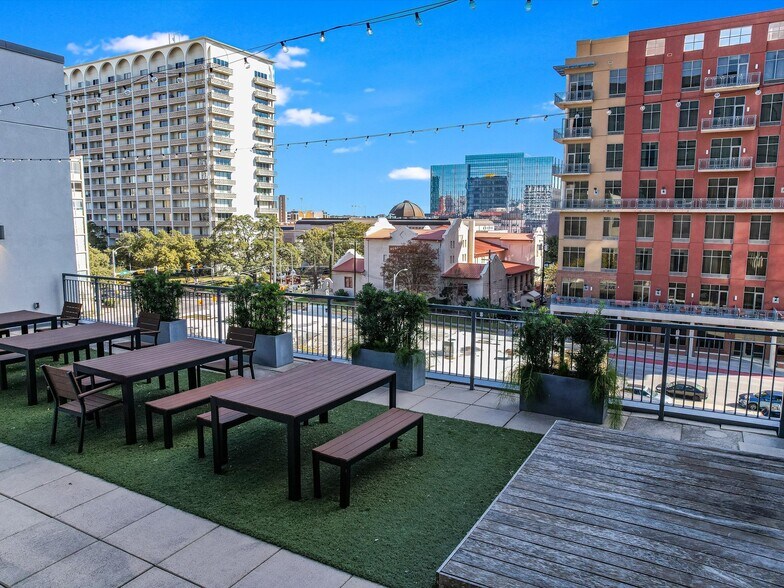 More Photos Of 1705 Guadalupe St, Austin Office For Sale