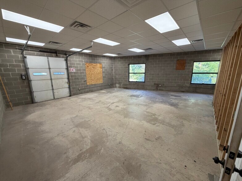 More Photos Of 505 W Hwy 90, Castroville Service Station For Lease