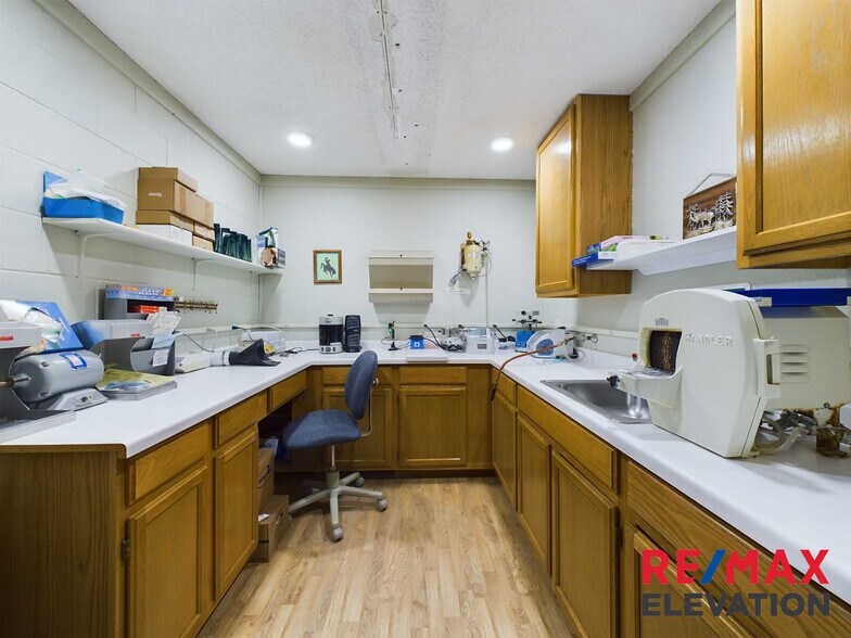 More Photos Of 915 W Fetterman St, Buffalo Office For Sale