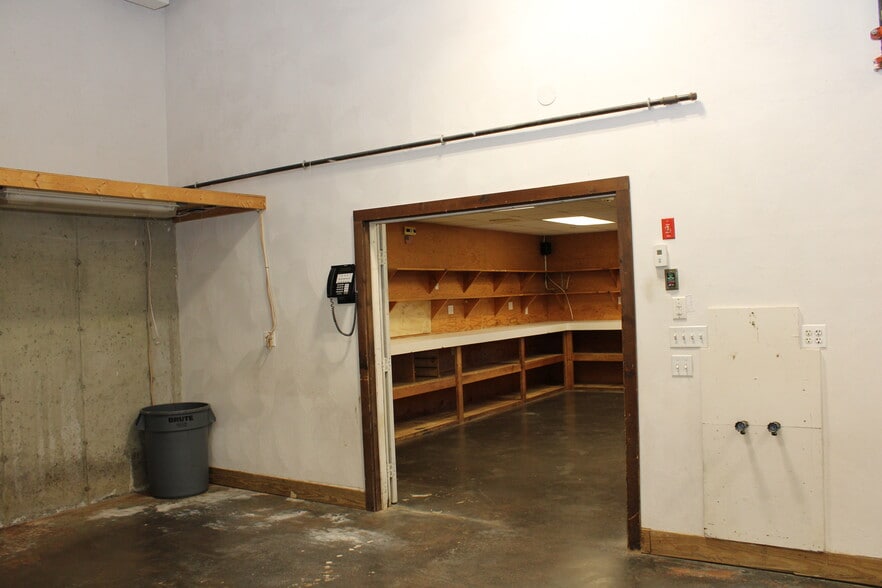 More Photos Of 75 Eastern Ave, Essex Flex For Sale