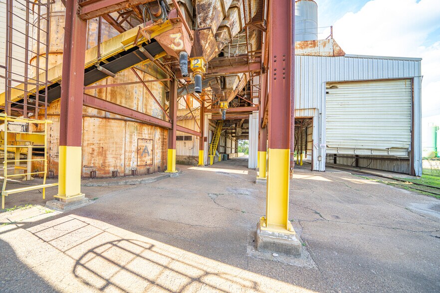 More Photos Of 220 Progress Blvd, Longview Warehouse For Lease