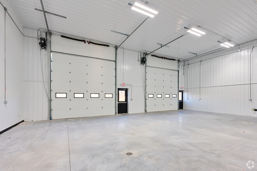 More Photos Of 10 Regency Oaks Blvd, Rochester Warehouse For Lease