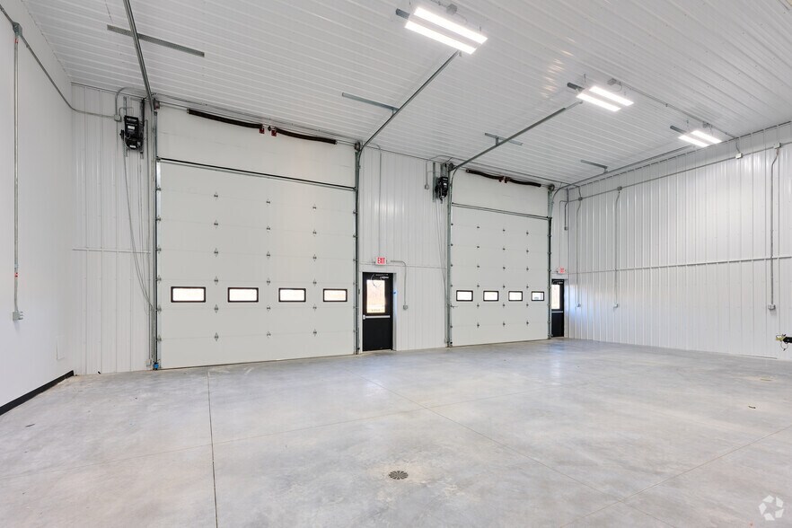 More Photos Of 10 Regency Oaks Blvd, Rochester Warehouse For Lease