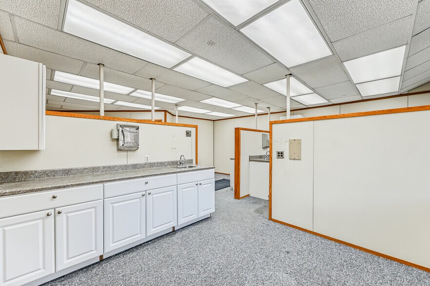 More Photos Of 2219 Packard St, Ann Arbor Office For Sale