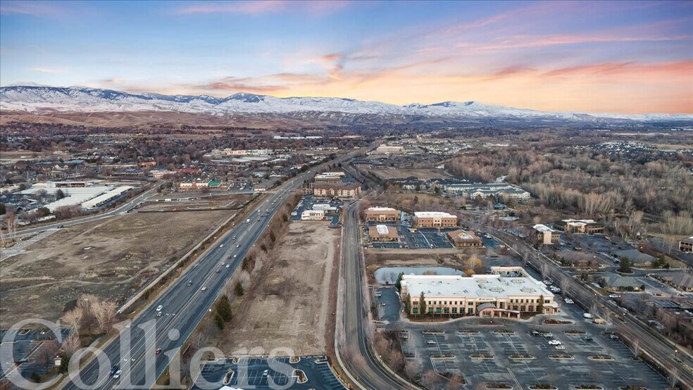 More Photos Of 441 E Riverside Dr, Eagle Restaurant For Lease