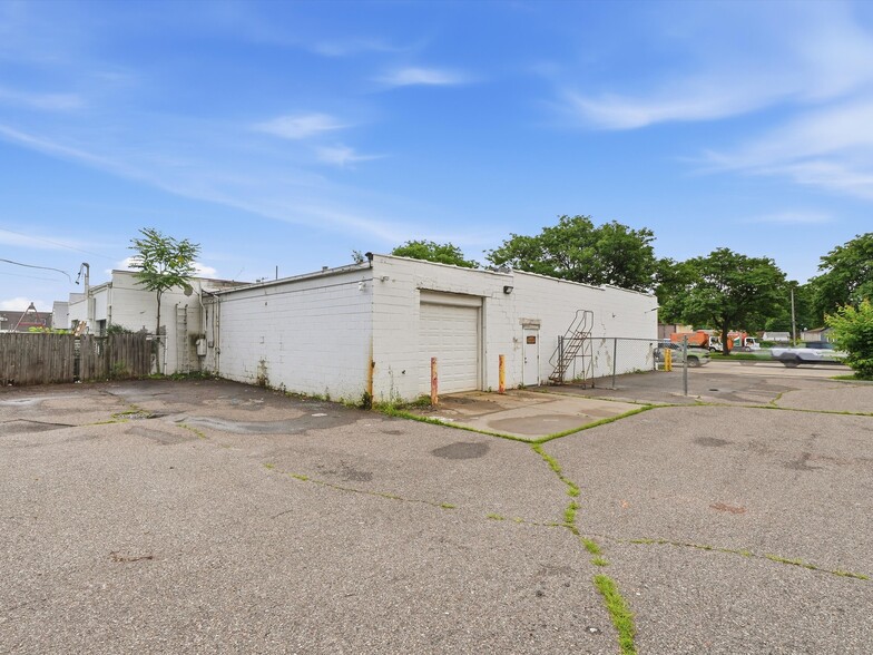 More Photos Of 832 W 11 Mile Rd, Madison Heights Warehouse For Sale