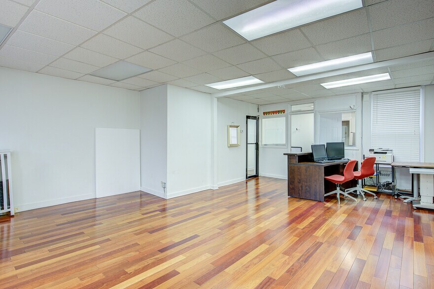 More Photos Of 12015 Liberty Ave, South Richmond Hill Storefront Retail Office For Lease